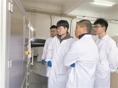 圖為安工大材料科學(xué)與工程學(xué)院碩士研究生余威（右一）在實(shí)驗(yàn)室開展研究。安工大供圖