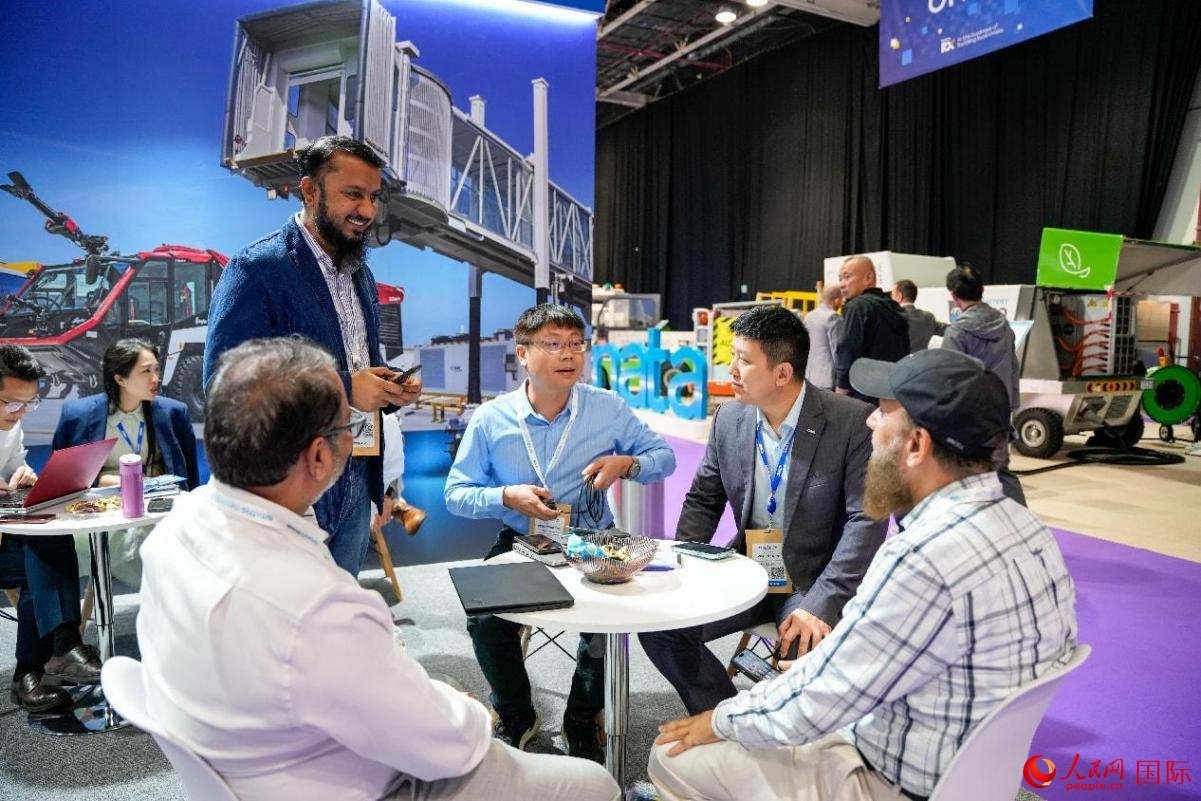 中外商家在交流。人民網(wǎng)塔里克·易卜拉欣攝