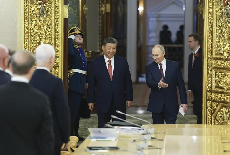 △當?shù)貢r間5月8日，俄羅斯總統(tǒng)普京同習近平主席在莫斯科克里姆林宮舉行會談。這是兩國元首步入會場。