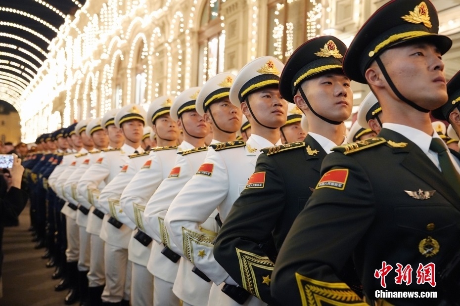 當(dāng)?shù)貢r(shí)間5月3日晚，俄羅斯首都莫斯科，俄羅斯紀(jì)念衛(wèi)國(guó)戰(zhàn)爭(zhēng)勝利80周年閱兵式第二次彩排，中國(guó)人民解放軍儀仗司禮大隊(duì)震撼亮相，受到華僑華人、留學(xué)生和當(dāng)?shù)孛癖姛崃覛g迎。中新社記者 田冰 攝