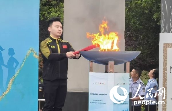 在活動開幕式上，馮喆點燃火炬。人民網(wǎng)記者 楊磊攝