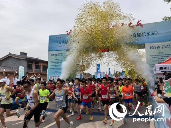 全民健身跑參賽選手沖出起點。人民網(wǎng)記者 楊磊攝