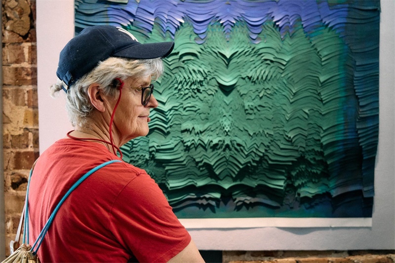 英國(guó)嘉賓在倫敦手工周中國(guó)館展出作品前駐足。楊浩鵬攝