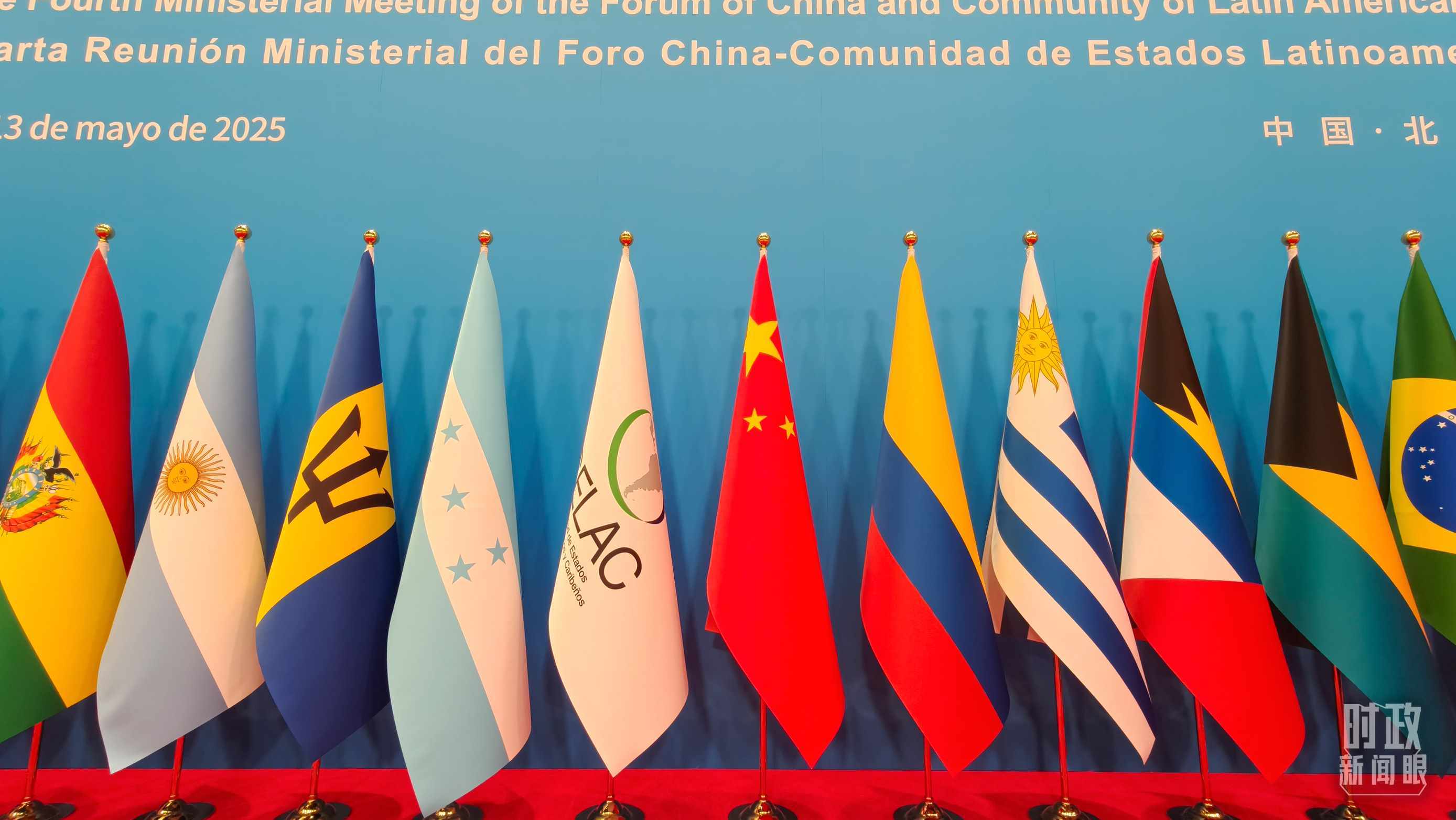 開幕式現(xiàn)場的旗陣。（總臺央視記者陸泓宇拍攝）