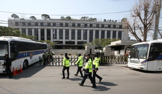 4月3日，在韓國(guó)首爾，警察在韓國(guó)憲法法院前執(zhí)勤。新華社記者姚琪琳攝