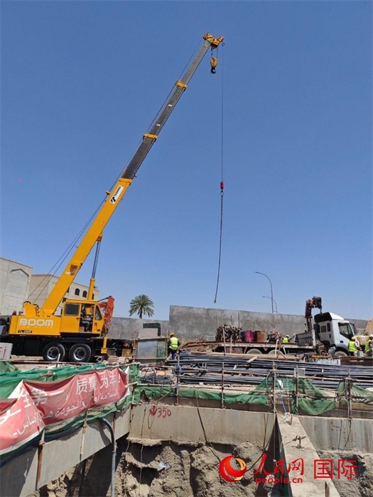 工人在進(jìn)行五號(hào)隧道施工。人民網(wǎng)記者管克江攝