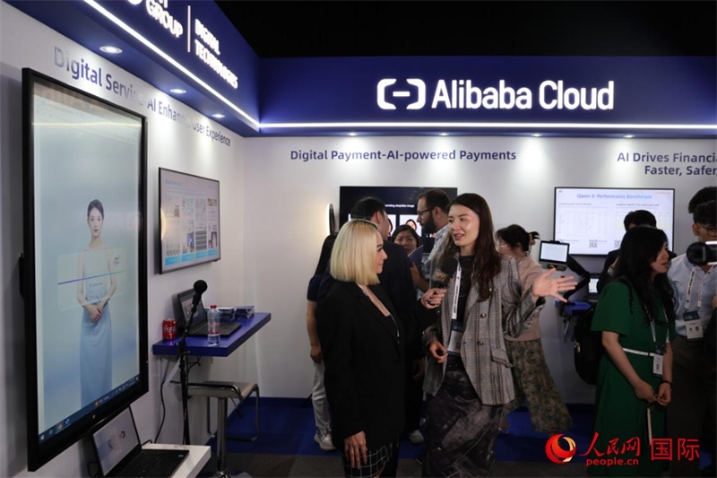 當?shù)孛襟w在2025迪拜金融科技峰會的一家中資企業(yè)展廳采訪，張志文攝