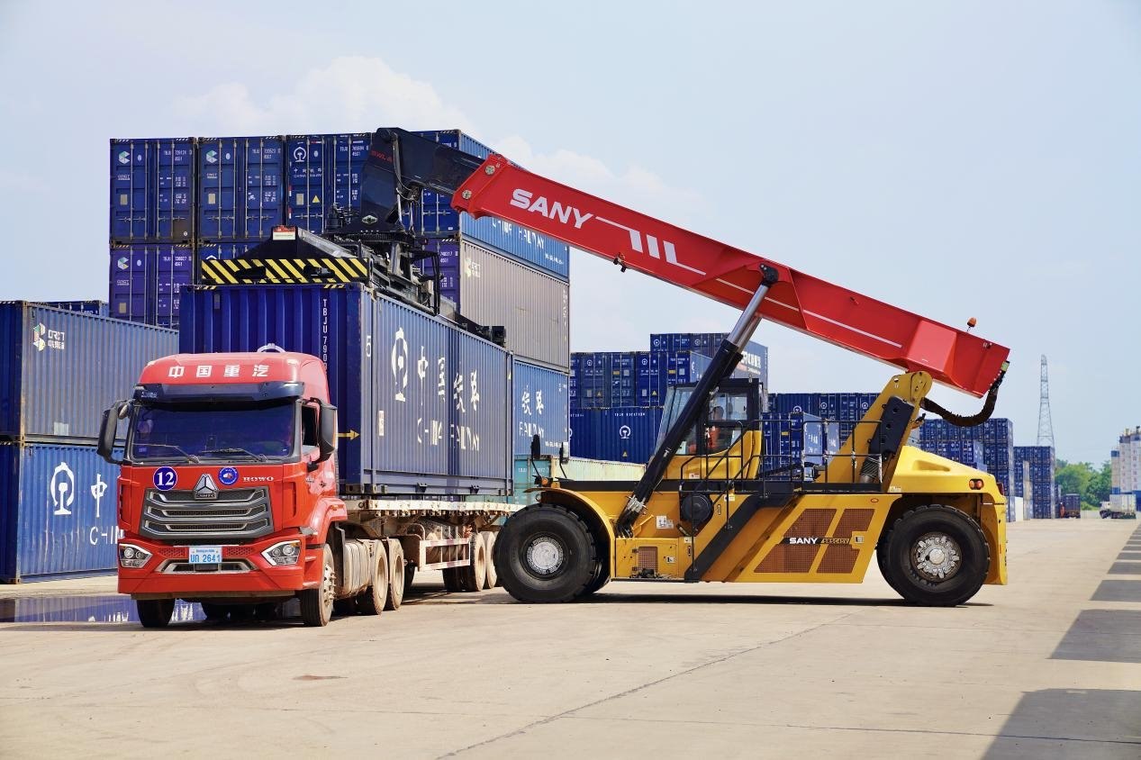 在中老鐵路萬象南鐵路貨運(yùn)口岸站，起重機(jī)正在吊裝集裝箱。劉瑩嘉攝