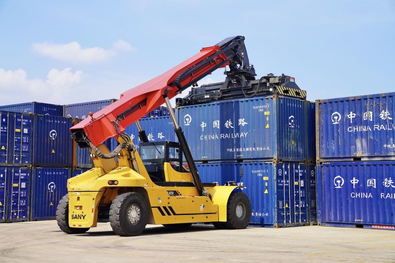 在中老鐵路萬象南鐵路貨運(yùn)口岸站，起重機(jī)正在吊裝集裝箱。劉瑩嘉攝