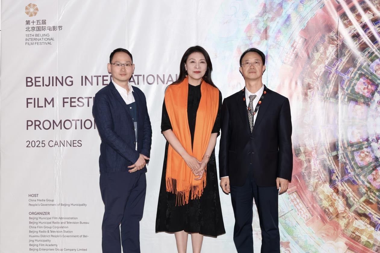 余俊生（右一）與《走走停?！穼?dǎo)演龍飛（左一）、演員岳紅（左二）合影。主辦方供圖