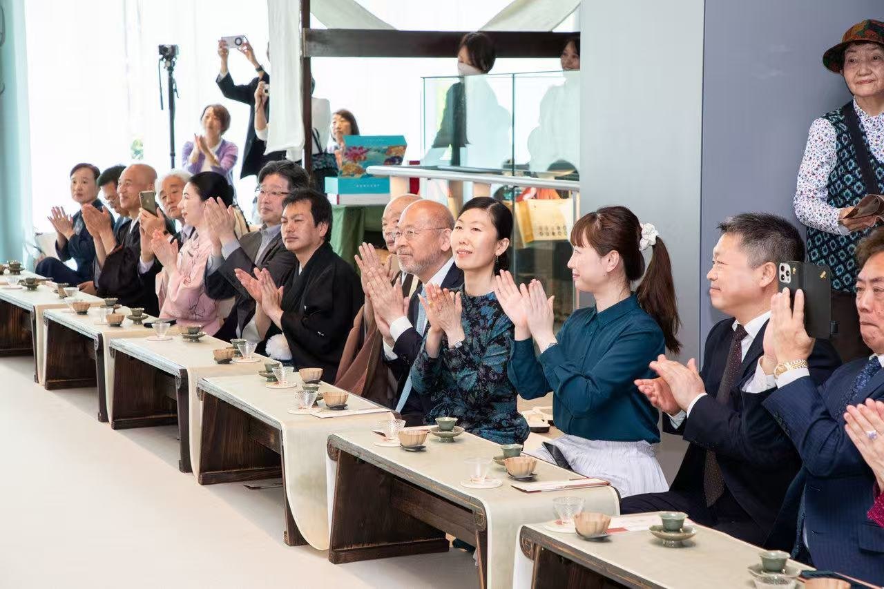 中日兩國文旅界、各茶道流派嘉賓出席開幕式。中國駐大阪旅游辦事處供圖