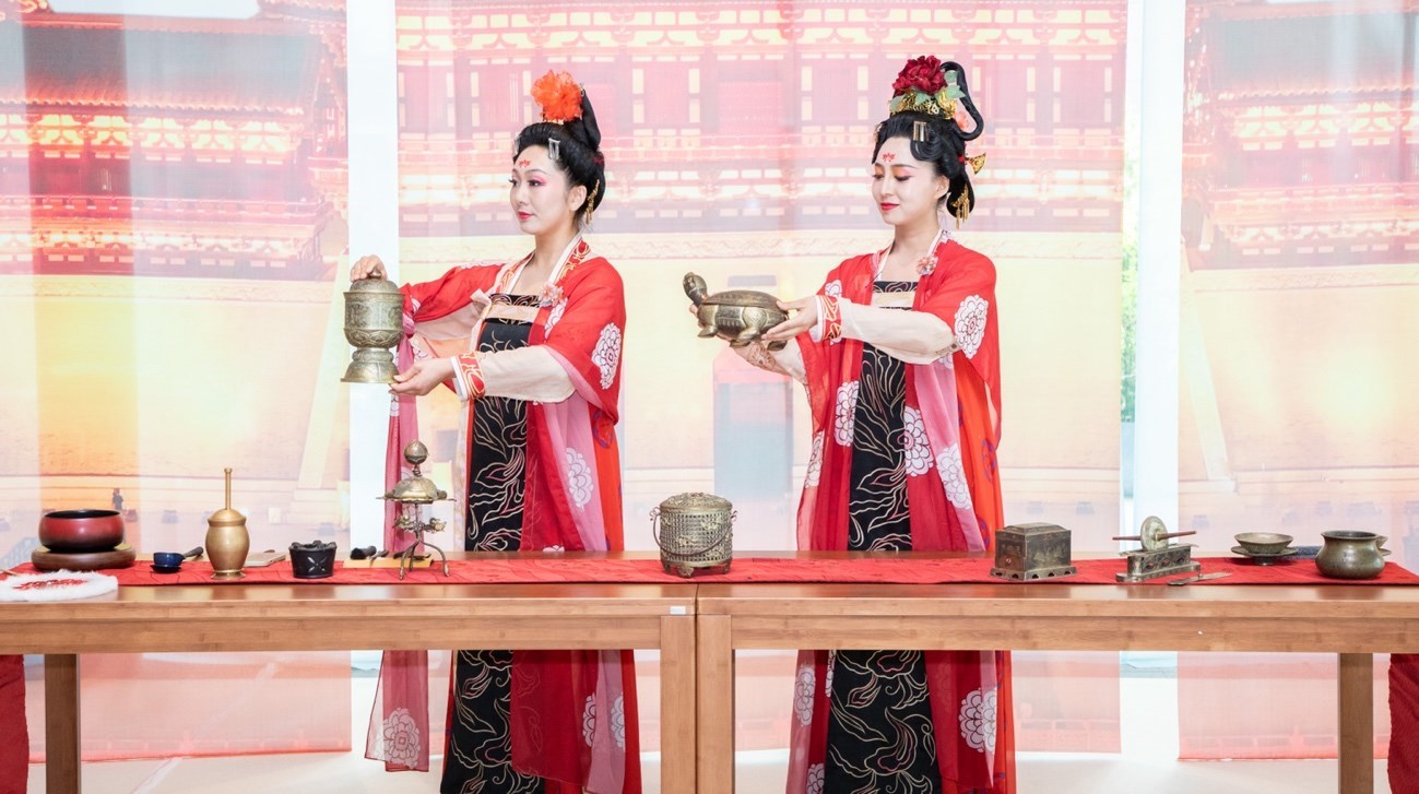 法門寺地宮出土文物一比一復刻的宮廷茶器。中國駐大阪旅游辦事處供圖