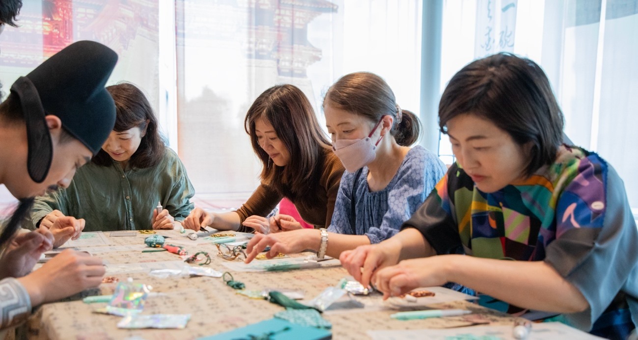 客人體驗制作綠松石銅牌。中國駐大阪旅游辦事處供圖