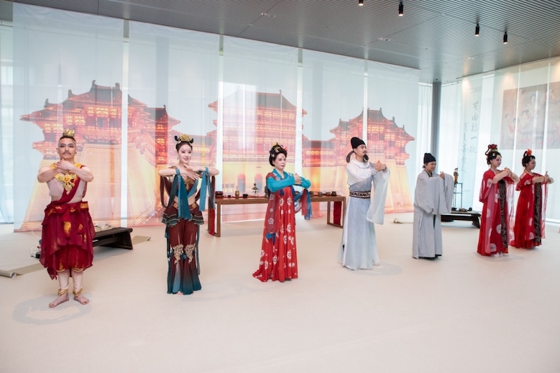 眾人行唐代插手禮。中國駐大阪旅游辦事處供圖