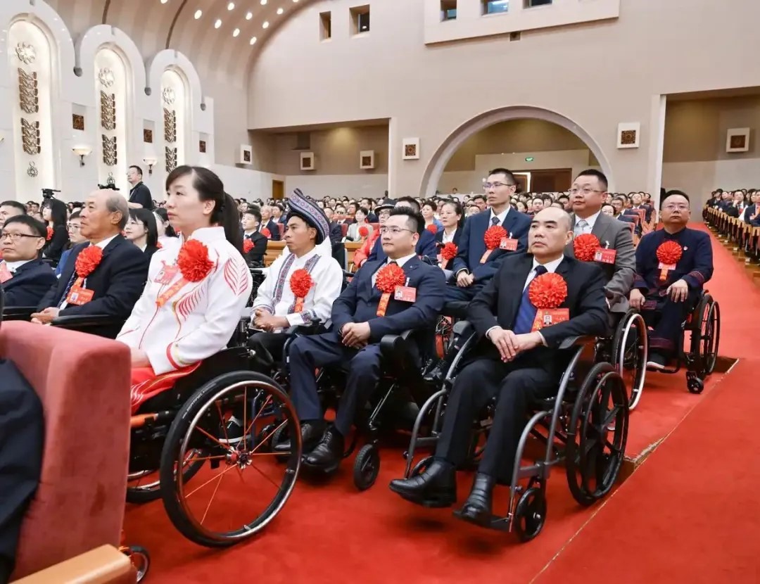 2025年5月16日，第七次全國(guó)自強(qiáng)模范暨助殘先進(jìn)表彰大會(huì)在北京召開(kāi)。大會(huì)表彰了200名“全國(guó)自強(qiáng)模范”、200個(gè)“全國(guó)殘疾人工作先進(jìn)集體”和60名“全國(guó)殘疾人工作先進(jìn)個(gè)人”。