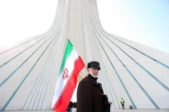 2月10日，在伊朗首都德黑蘭阿扎迪廣場，民眾參加紀(jì)念伊朗伊斯蘭革命勝利46周年集會。新華社記者沙達(dá)提攝