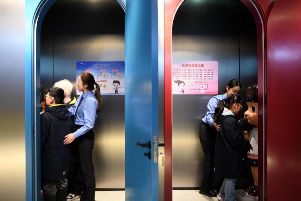 2025年4月2日，殘障兒童在無(wú)障礙青少年法治教育基地體驗(yàn)。