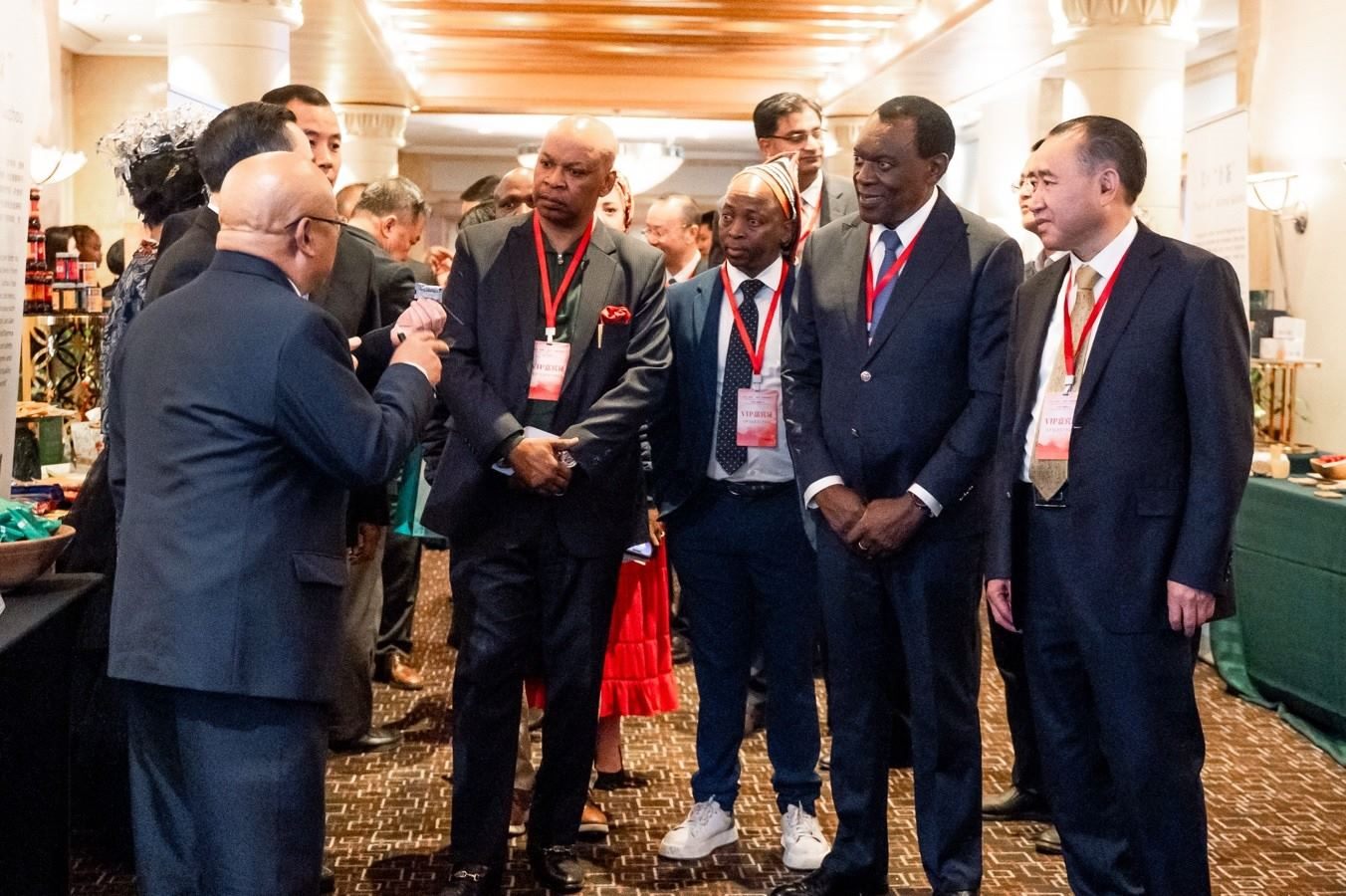 與會嘉賓走訪展臺。南非貴州商會供圖