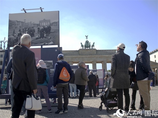 圖為勃蘭登堡門前，市民們在參觀歷史圖片展。人民網(wǎng) 肖晶攝