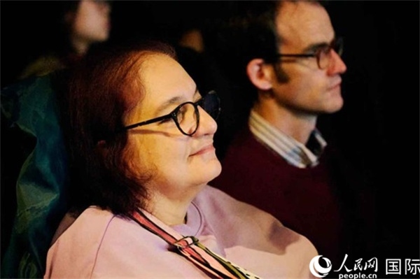 英國觀眾觀看巡展影片。楊浩鵬攝