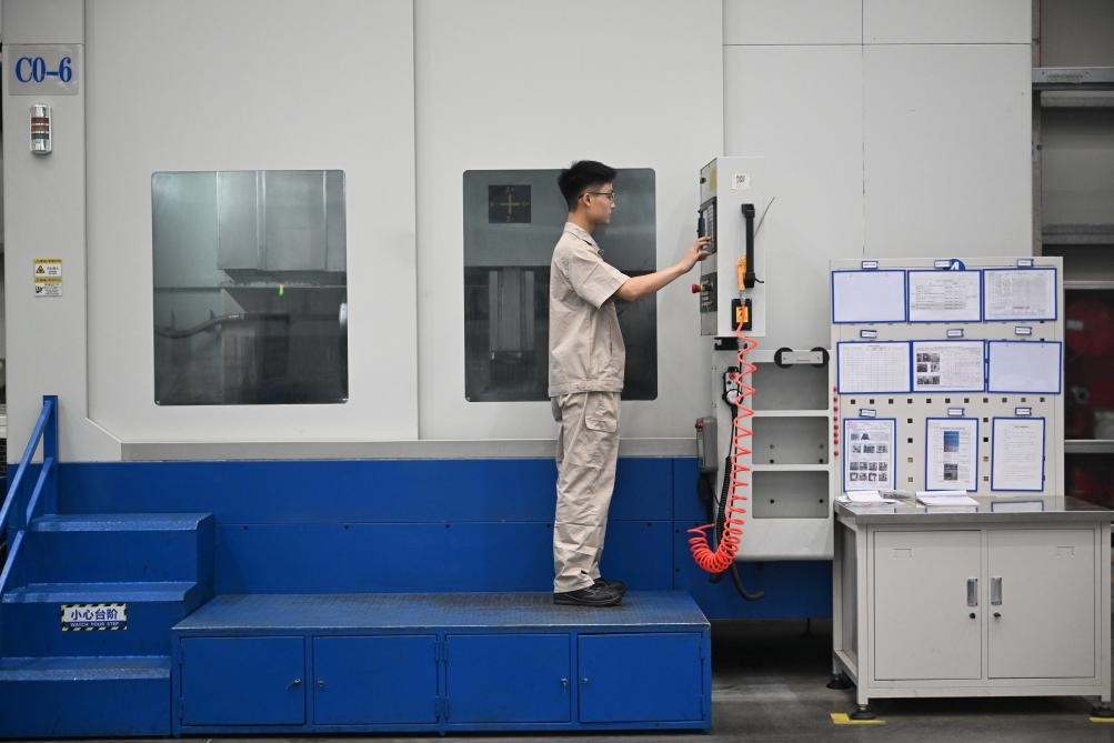 近日，工人在洛陽軸承集團股份有限公司的智能生產(chǎn)線上作業(yè)。新華社記者 李嘉南 攝