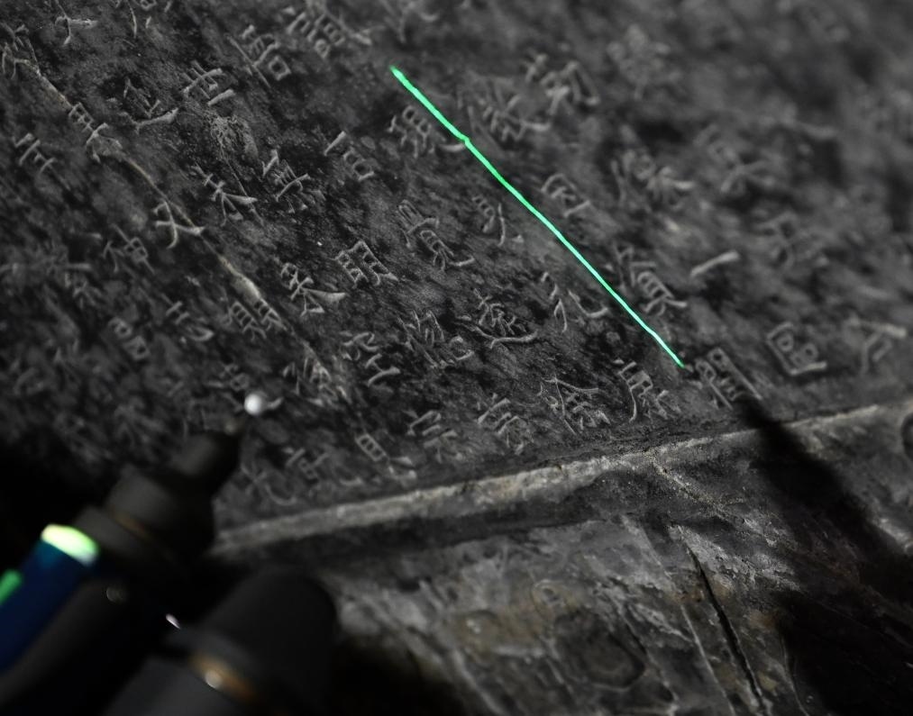 2025年4月9日，龍門石窟研究院工作人員在古陽洞使用關(guān)節(jié)臂掃描儀對《龍門二十品》之一進行數(shù)字化掃描。新華社記者 李嘉南 攝