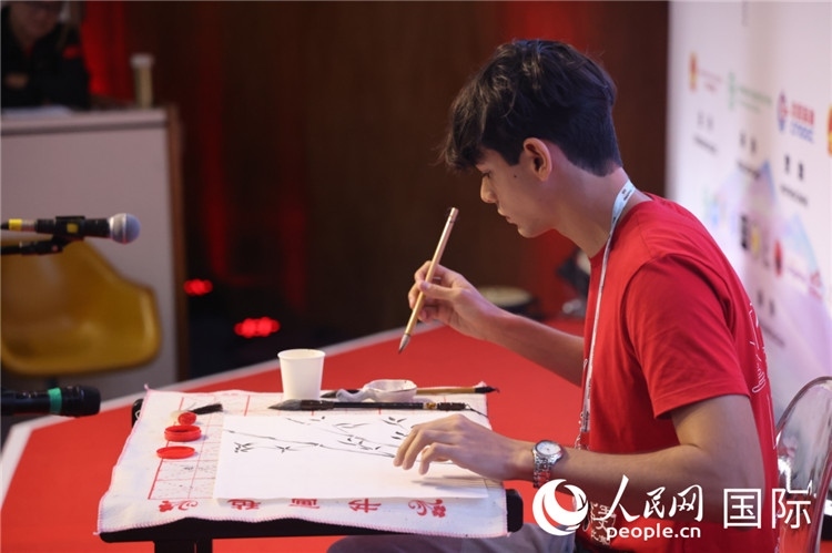 2025年“漢語橋”巴西賽區(qū)決賽的“才藝展示”環(huán)節(jié)，一名參賽者正在繪畫。人民網記者 時元皓攝