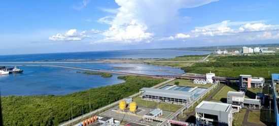 這是5月18日拍攝的紅樹林環(huán)繞的爪哇7號燃煤電站。記者 曹凱 攝