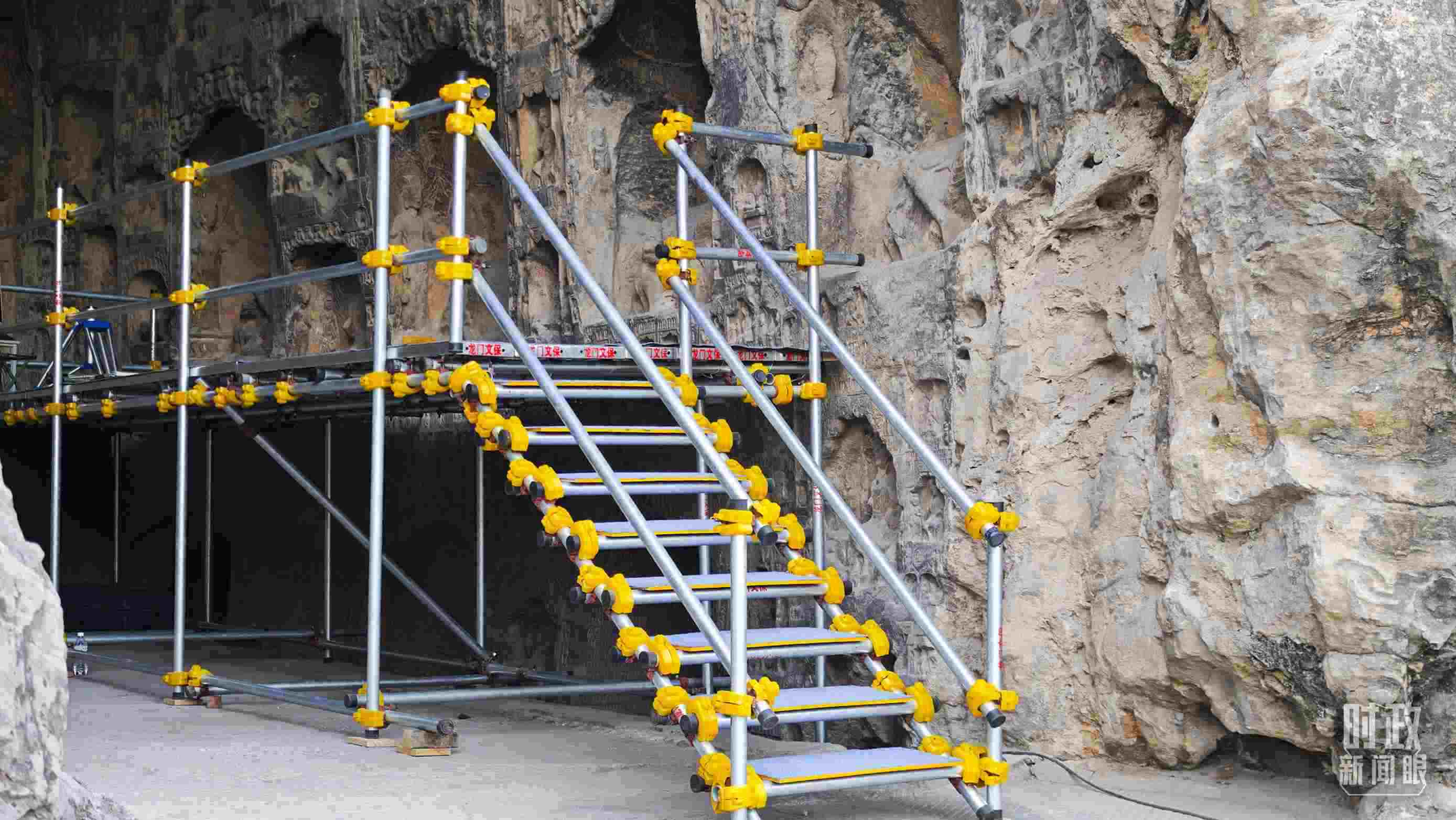 △龍門石窟古陽洞文物修護現(xiàn)場。（總臺央廣記者潘毅拍攝）