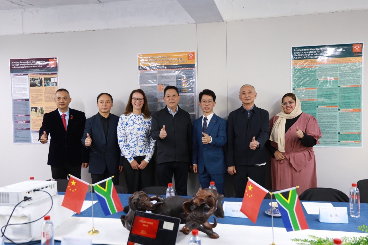 四川省副省長楊興平及代表團(tuán)與《補(bǔ)充醫(yī)學(xué)：教育與研究》雜志社團(tuán)隊(duì)合影。非洲中醫(yī)及針灸中心供圖