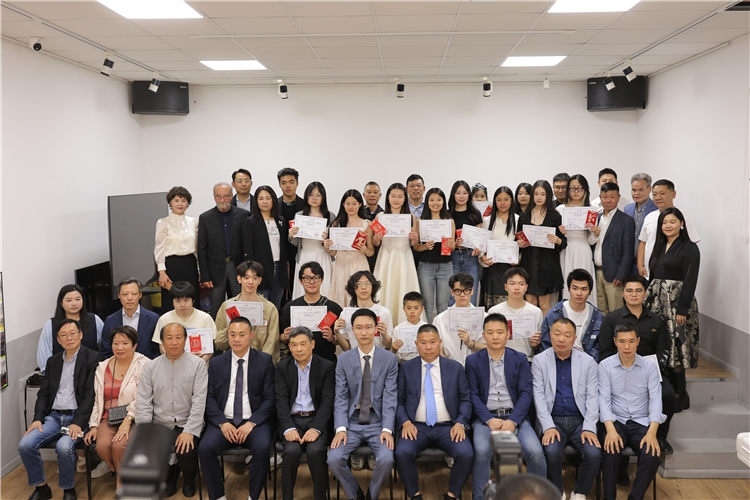 獲獎(jiǎng)?wù)吲c主辦方合影。主辦方供圖