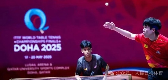 5月17日，王楚欽在比賽中發(fā)球。