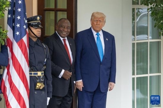 5月21日，美國(guó)總統(tǒng)特朗普（右）在華盛頓白宮迎接到訪的南非總統(tǒng)拉馬福薩（中）。新華社記者 胡友松 攝