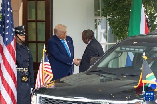 5月21日，美國(guó)總統(tǒng)特朗普（左二）在華盛頓白宮迎接到訪的南非總統(tǒng)拉馬福薩。新華社記者 胡友松 攝