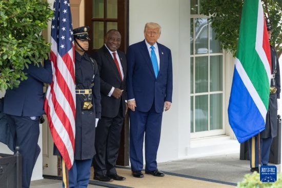 5月21日，美國(guó)總統(tǒng)特朗普（右二）在華盛頓白宮迎接到訪的南非總統(tǒng)拉馬福薩（右三）。新華社記者 胡友松 攝