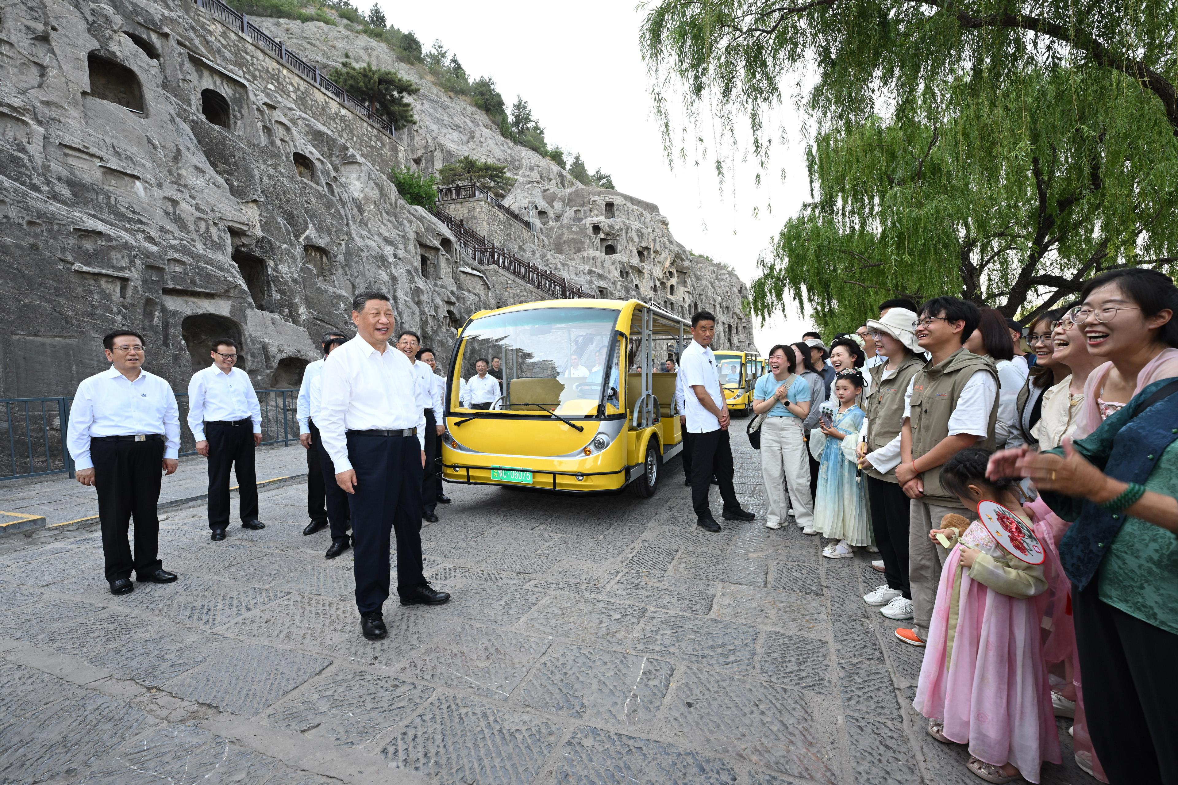 2025年5月19日，習(xí)近平總書記在洛陽龍門石窟考察時(shí)，同游客親切交流。