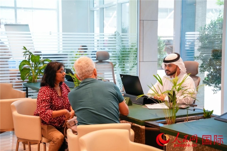 在阿治曼自由區(qū)一站式服務(wù)中心內(nèi)，工作人員為客商辦理業(yè)務(wù)。人民網(wǎng) 塔里克·易卜拉欣攝