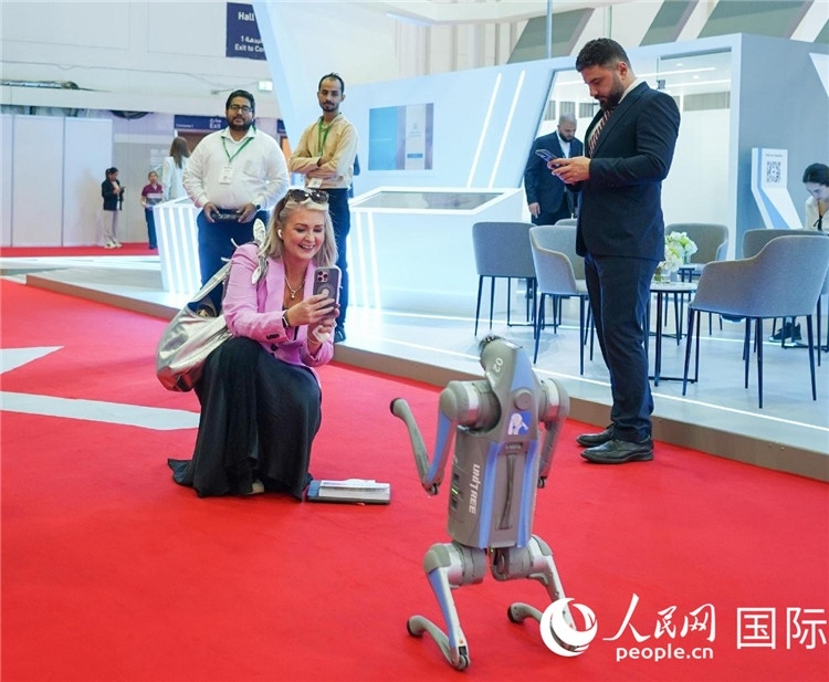 與會嘉賓被中企機(jī)器人吸引。人民網(wǎng) 塔里克·易卜拉欣攝