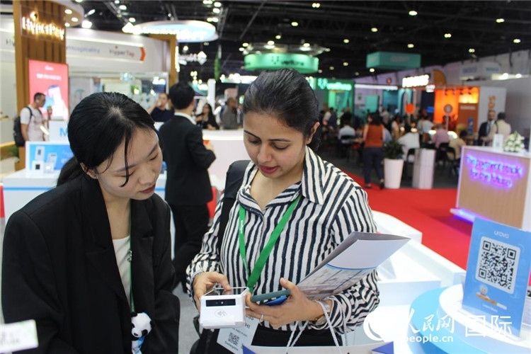 中外嘉賓交流。人民網(wǎng) 杰勒德·阿勒費(fèi)爾攝