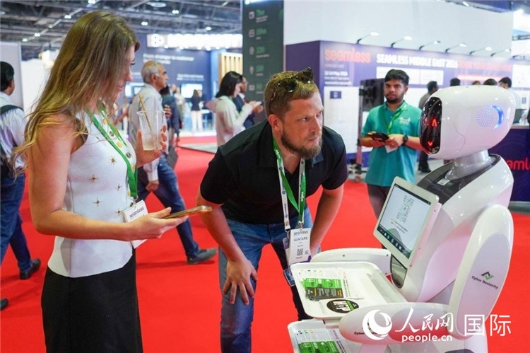 會上展示的電子支付機(jī)器人。人民網(wǎng) 塔里克·易卜拉欣攝