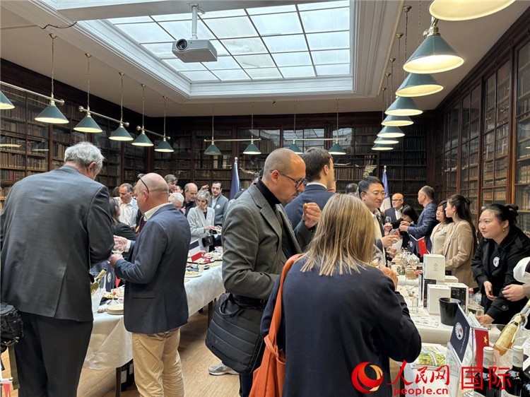 FIWA大獎(jiǎng)賽獲獎(jiǎng)酒及農(nóng)產(chǎn)品2025專業(yè)展暨中國云南—法國巴黎特色商品推介會現(xiàn)場。人民網(wǎng)記者 于超凡攝