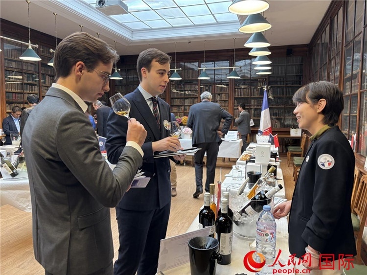 法國嘉賓與參展云南企業(yè)代表交流。人民網(wǎng)記者 于超凡攝