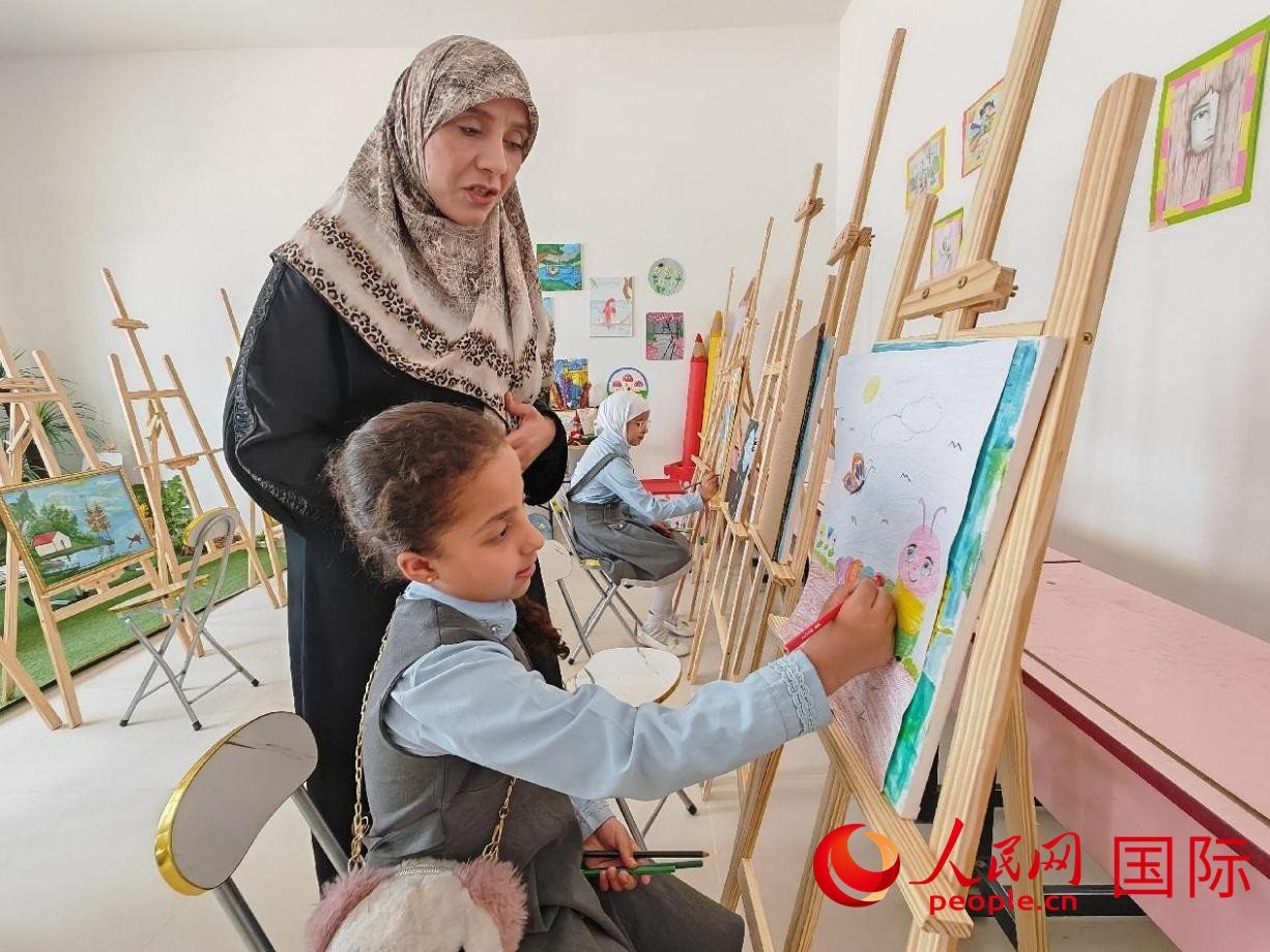 阿爾穆塔?阿里卡特國(guó)際學(xué)校的學(xué)生在美術(shù)室上課。人民網(wǎng)記者 管克江攝