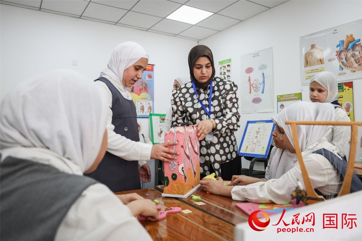 圖為阿爾·圖拉女子學(xué)校學(xué)生在上生物課。人民網(wǎng)記者 薛丹攝