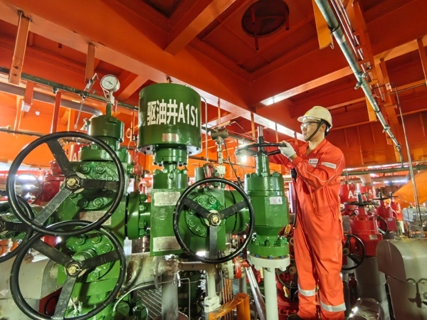 生產(chǎn)人員正在打開(kāi)二氧化碳驅(qū)油井采油樹(shù)閥門(mén)。受訪者供圖