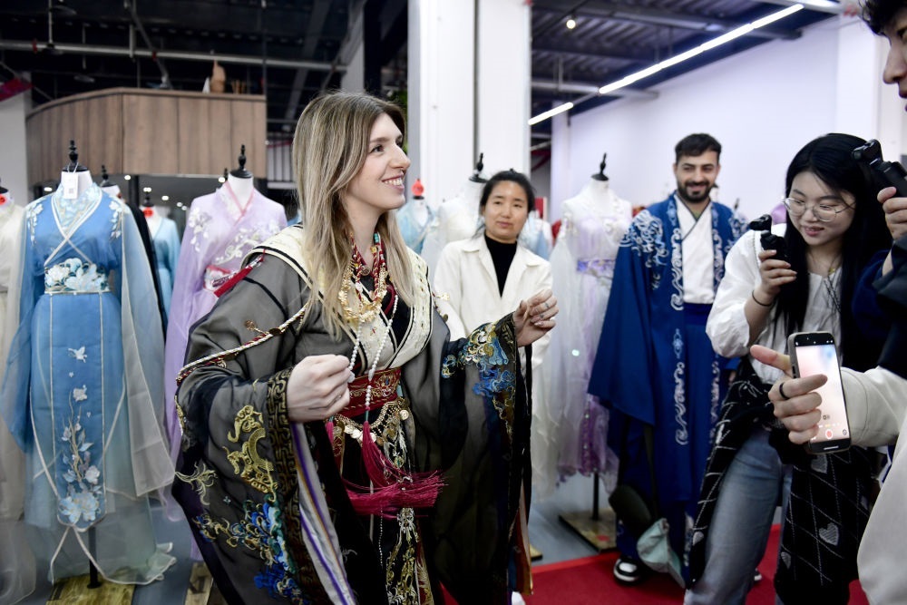 2025年4月8日，參加曹縣漢服文化節(jié)的意大利嘉賓卡米拉在試穿漢服。新華社記者郭緒雷 攝