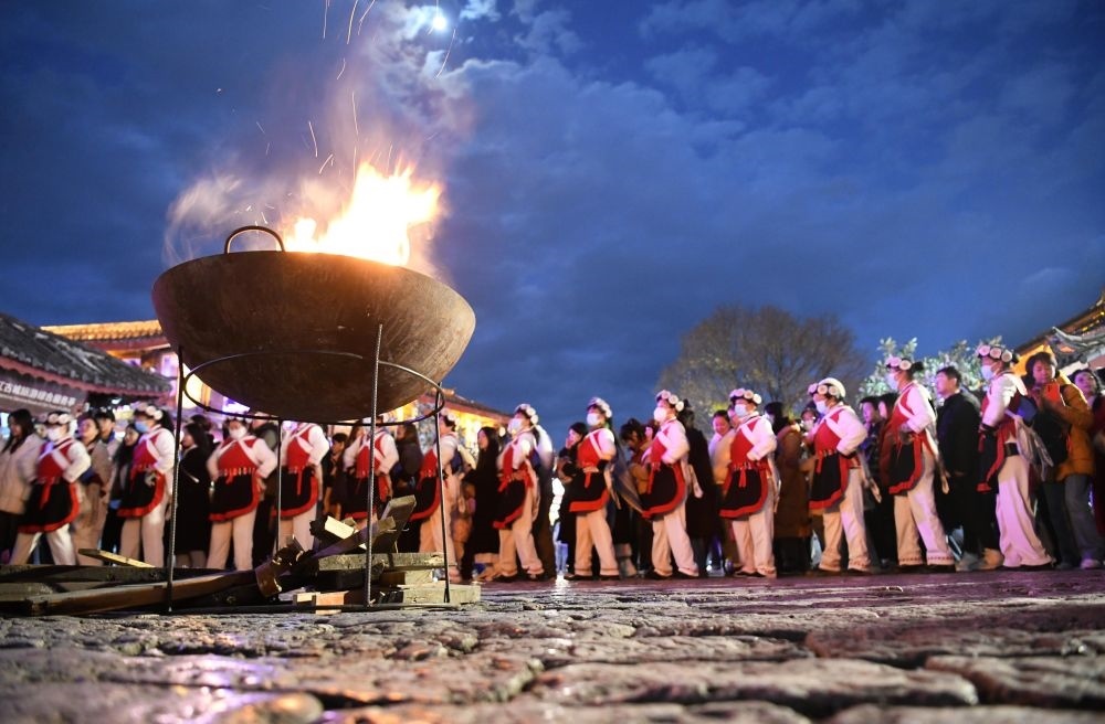 2025年1月11日，游客和居民在麗江古城打跳游玩。（趙慶祖攝）