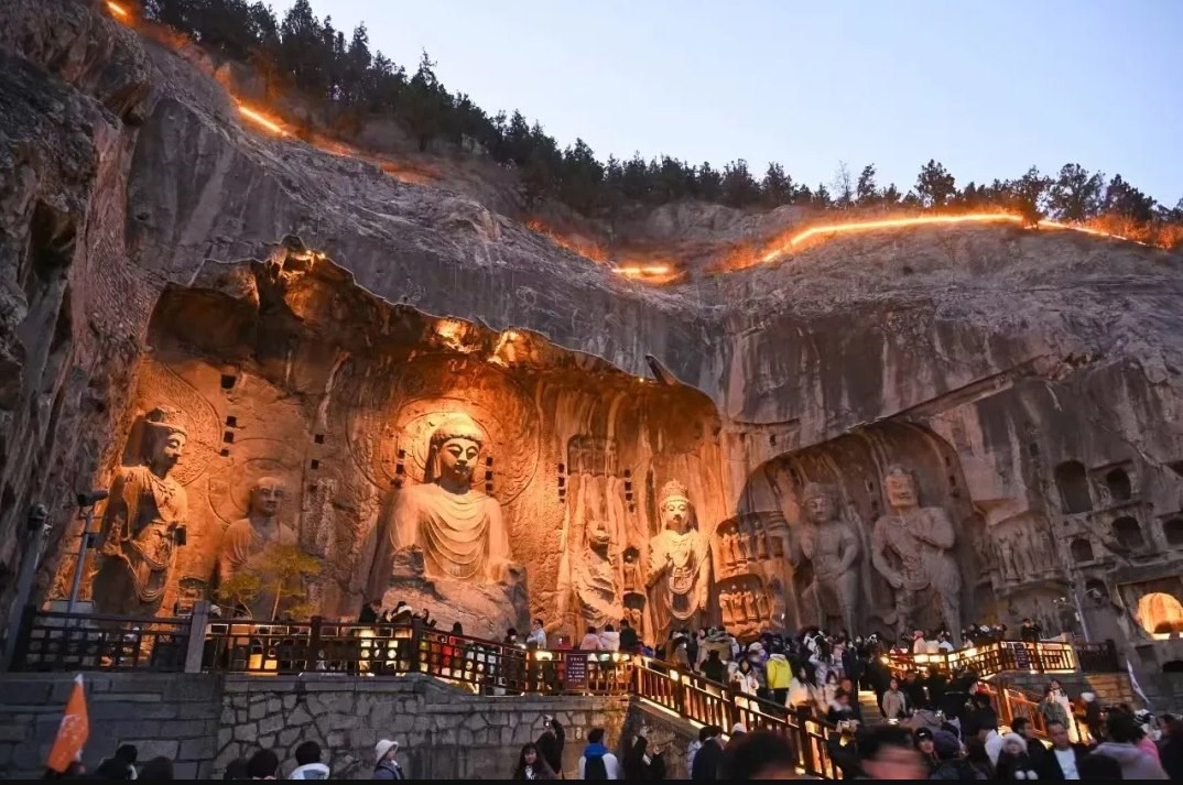 游客在龍門石窟參觀游覽。