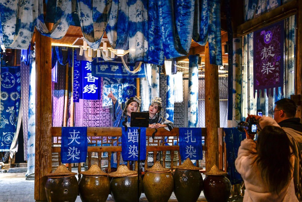 2025年3月17日，游客在貴州省黎平縣肇興侗寨里留影。新華社記者楊文斌 攝