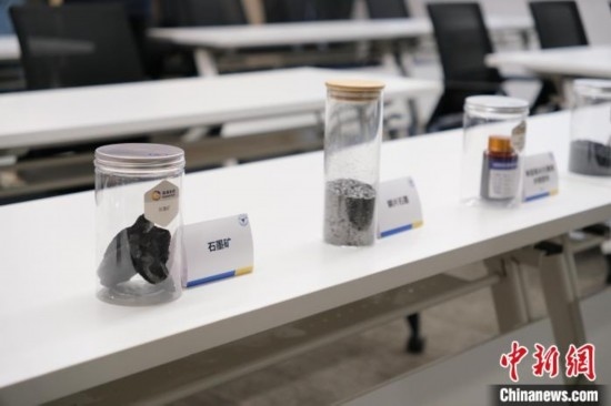 5月20日，浙大高分子科學與工程學系內(nèi)擺放著石墨礦等。 曹丹 攝
